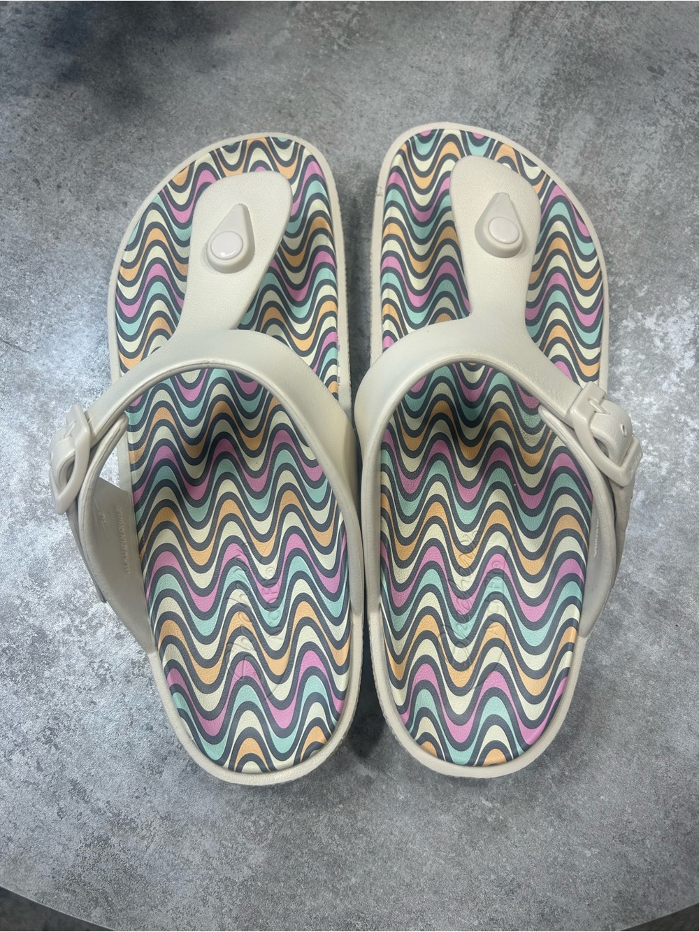 Skechers Foamies Women’s Sz 10 White Wedge Thong Sandals with Patterned Footbed - Picture 15 of 15